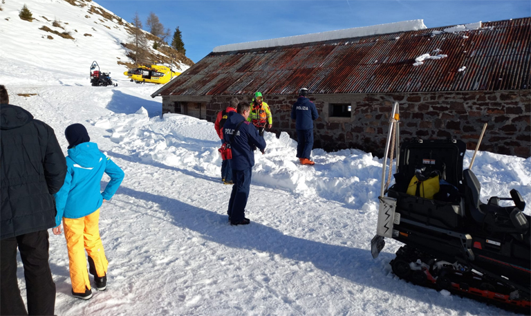 Passo Valles Illeso Bimbo Sommerso Dalla Neve Caduta Dal Tetto Di Una