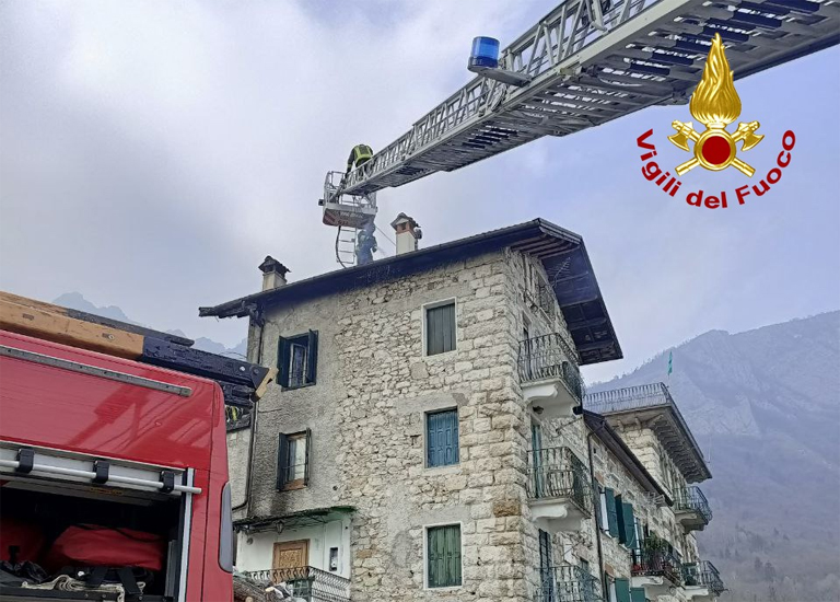 Sospirolo Incendio Al Tetto Di Unabitazione Foto