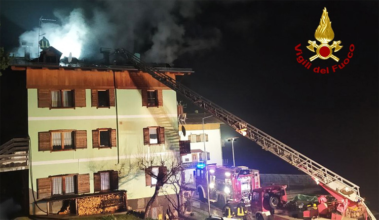 San Pietro A Fuoco Il Tetto Di Unabitazione Foto